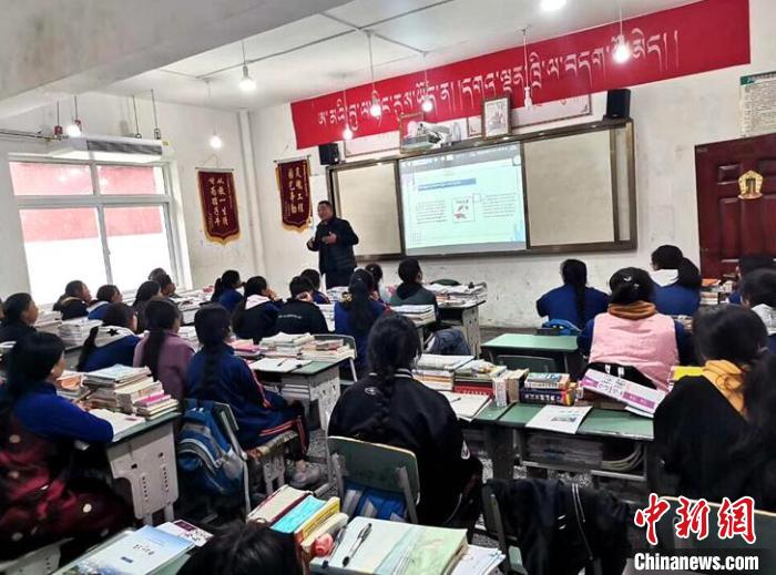 學(xué)生在免費(fèi)輔導(dǎo)班上課?！∧岈敵?攝