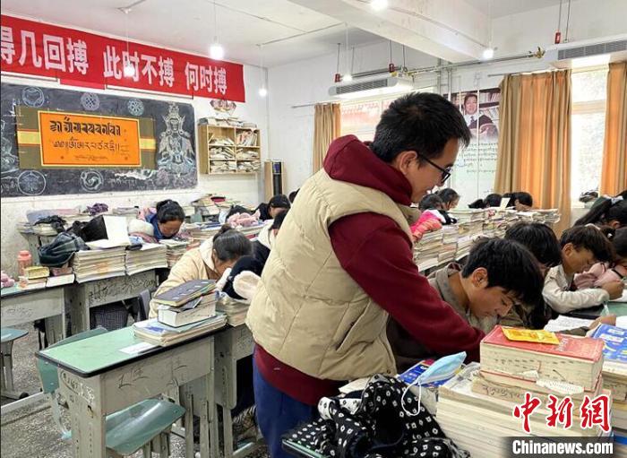 學(xué)生在免費(fèi)輔導(dǎo)班上課?！∧岈敵?攝