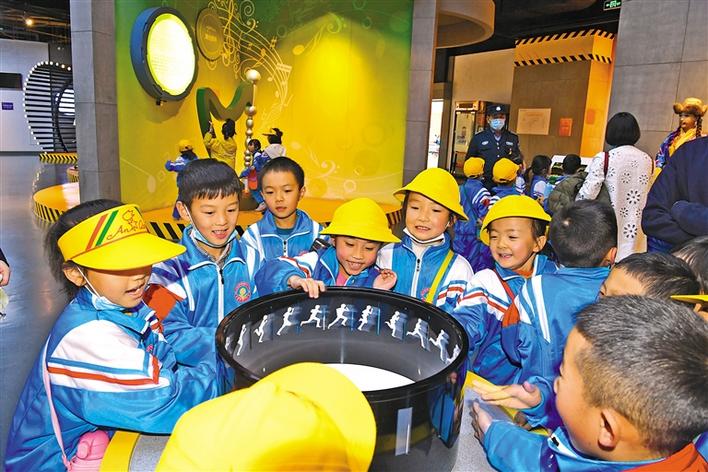 圖為10月29日，一年級的同學們在科技館參觀體驗。李洲 攝.jpg