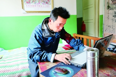 宋玉剛老師認真地在電腦上查資料。西藏商報記者 盧明文攝影.jpg