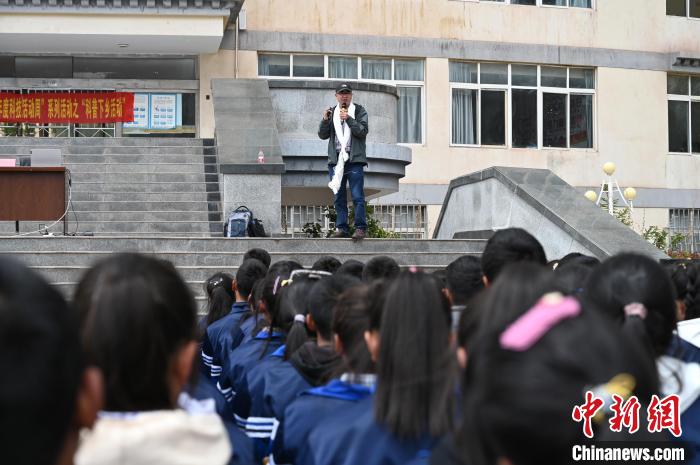 圖為西藏大學(xué)教授寧長春為中學(xué)生授課?！≮w朗 攝
