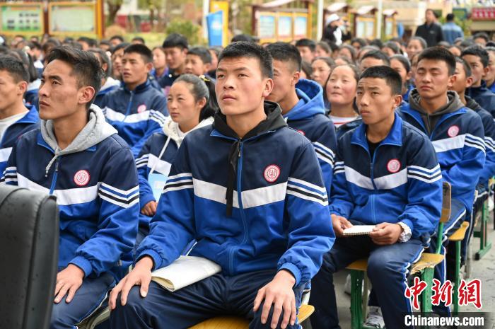 圖為昌都市第五高級中學(xué)學(xué)生參加授課。　趙朗 攝