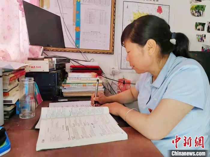 甘肅環(huán)縣“全能老師”堅守“麻雀學(xué)?！保簩W(xué)生在，我就在