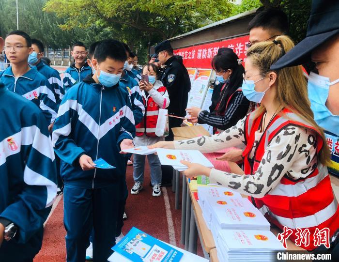 圖為西寧市法制宣傳進(jìn)校園。　西寧市城西區(qū)供圖