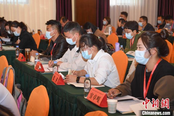 圖為第十五期全國預(yù)防青少年違法犯罪工作理論與務(wù)實高級研修班學(xué)員正在上課?！∝暩聛硭?攝