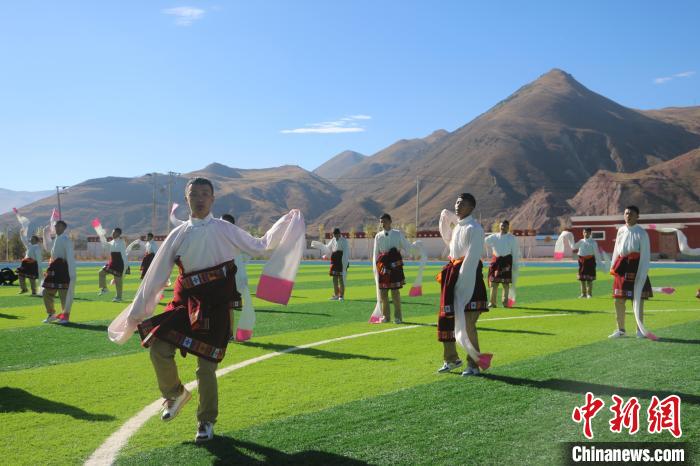 圖為青海師范大學(xué)附屬玉樹實(shí)驗(yàn)學(xué)校學(xué)生在綠茵場(chǎng)跳起囊謙古舞—卓根瑪?！〕逃?攝
