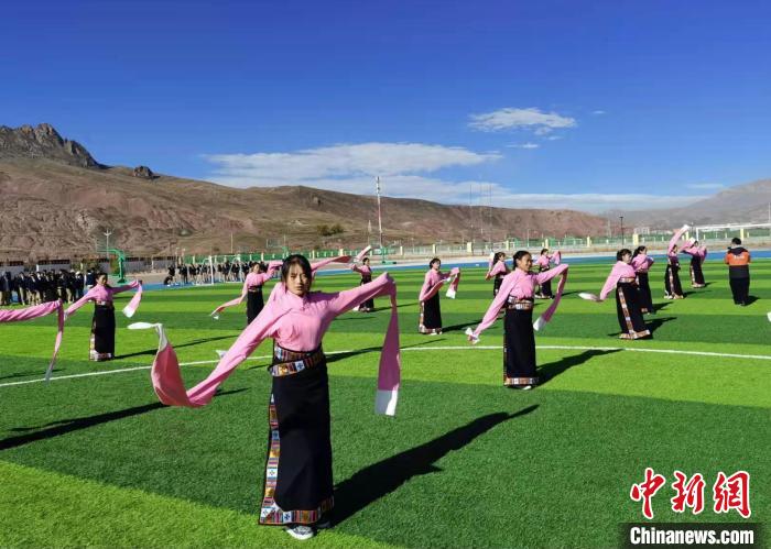 圖為青海師范大學(xué)附屬玉樹實(shí)驗(yàn)學(xué)校學(xué)生在綠茵場(chǎng)跳起囊謙古舞—卓根瑪。　白劼 攝