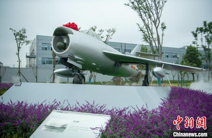 園林式戰(zhàn)斗機博物館內(nèi)展示的“殲5甲”飛機?！⒅铱?攝