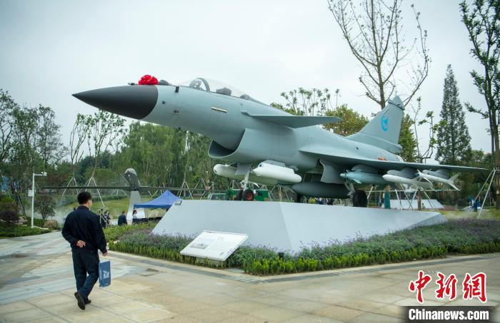 園林式戰(zhàn)斗機(jī)博物館內(nèi)展示的“殲10C”飛機(jī)?！⒅铱?攝
