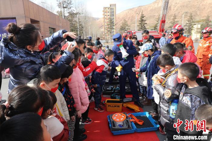 圖為小朋友們聽消防員講解消防器材?！铨埥?攝