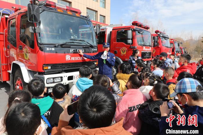 圖為消防員向小朋友們講解消防車?！铨埥?攝