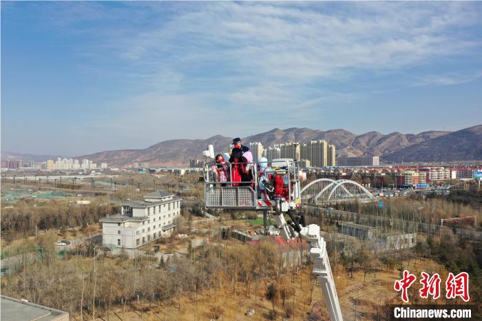 圖為小朋友在消防員的陪同下，體驗78米登高平臺消防車?！铨埥?攝