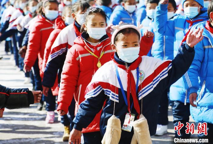 圖為學(xué)生跳起歡快的藏族舞蹈迎接新學(xué)期?！●R銘言 攝