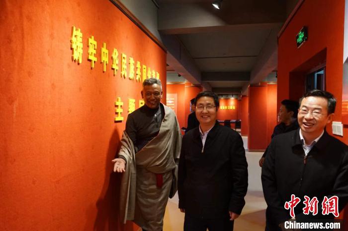 資料圖為參觀鑄牢中華民族共同體意識主題展?！『F龍 攝