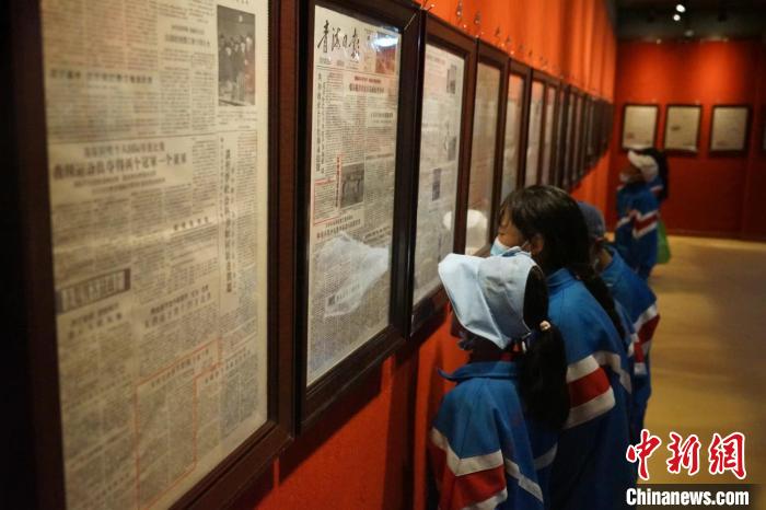 資料圖為玉樹市第四完小學(xué)生參觀鑄牢中華民族共同體意識主題展。　胡貴龍 攝