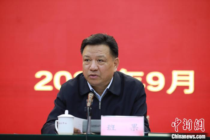 圖為青海省委常委、統(tǒng)戰(zhàn)部部長班果出席會議并講話?！『F龍 攝