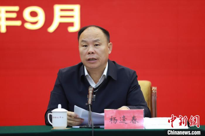 圖為青海省副省長楊逢春主持會議并講話?！『F龍 攝