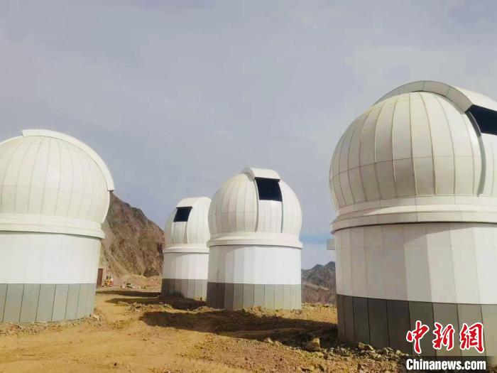 圖為南京大學(xué)時域天文臺望遠鏡圓頂安裝完畢。　冷湖科創(chuàng)園區(qū)管委會 供圖