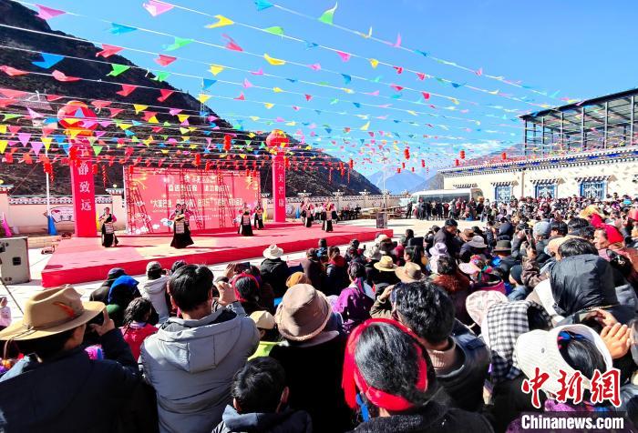 文藝活動(dòng)全景?！∶⒖悼h委宣傳部供圖