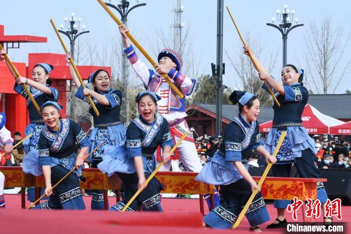 圖為廣西壯族打扁擔(dān)展演?！×赫赵?攝