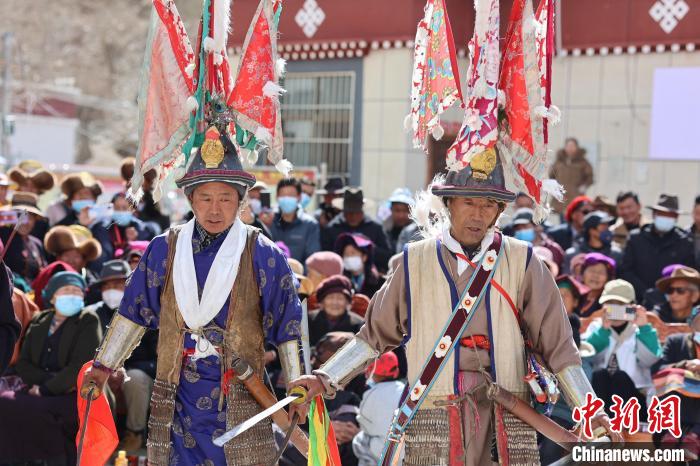 圖為兩位藝人表演瓊結(jié)“果孜”舞?！愔闈扇?攝