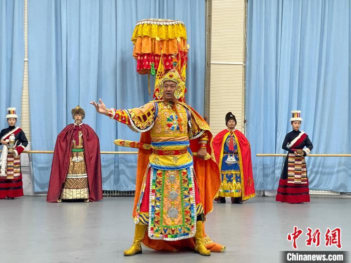 圖為格薩爾劇展演?！∠锴凡抛?供圖