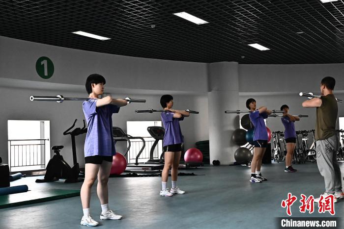 圖為全國青少年女排在天津進(jìn)行集訓(xùn)?！√旖蝮w育學(xué)院供圖