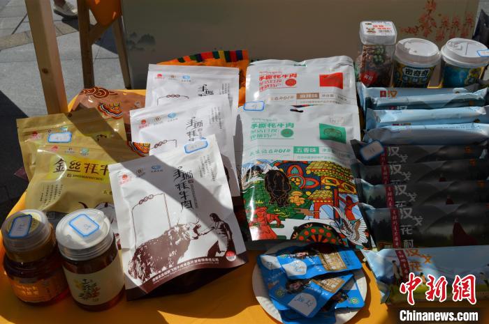 推介活動上的農(nóng)特產(chǎn)品展示?！≈炝杞?攝