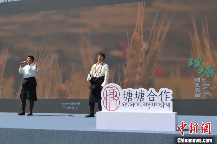 “康巴漢子”現(xiàn)場獻唱。　朱凌捷 攝