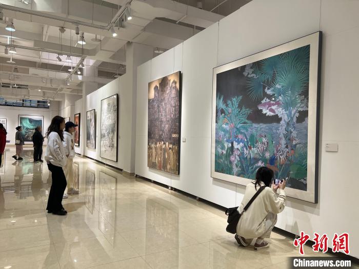 圖為全國青年教師中國畫學(xué)術(shù)邀請展吸引學(xué)生觀展?！＄婌?攝