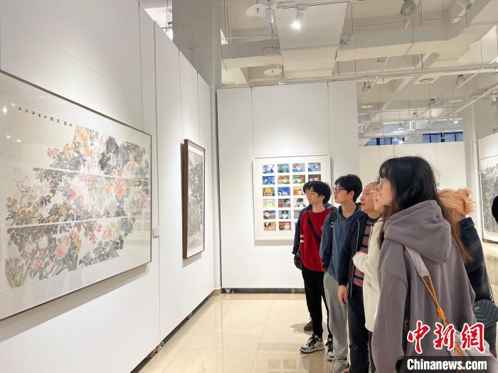 圖為全國青年教師中國畫學(xué)術(shù)邀請展現(xiàn)場。　鐘旖 攝