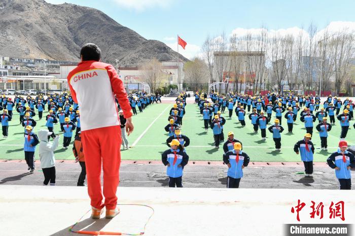 圖為學(xué)生在跳繩教練齊景龍的指導(dǎo)下做準(zhǔn)備運動?！∝暩聛硭?攝