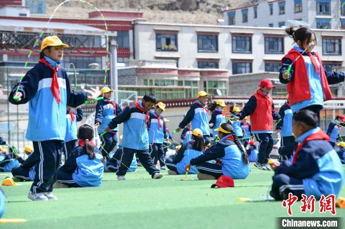 圖為學(xué)生正在練習(xí)跳繩?！∝暩聛硭?攝