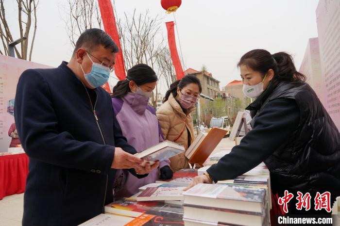 圖為民眾在活動現(xiàn)場購書?！●R銘言 攝