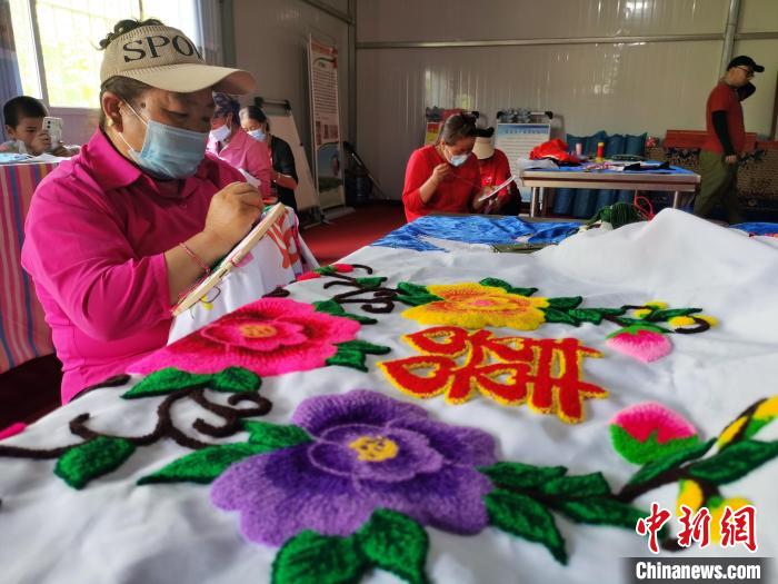 圖為婦女制作青繡。　張?zhí)砀?攝