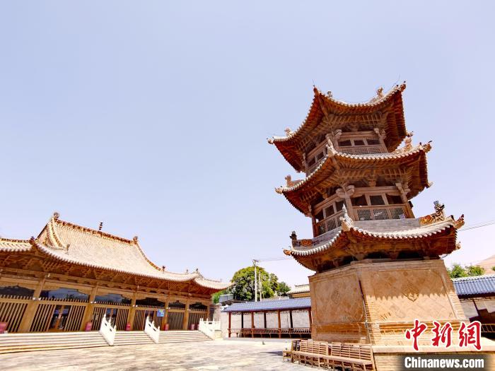 圖為阿河灘清真寺局部?！?zhí)砀?攝