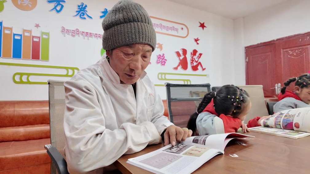 一位當(dāng)?shù)卮迕窈秃⒆觽冊(cè)谀良視?shū)屋里盡情享受閱讀時(shí)光。申扎縣融媒體中心供圖