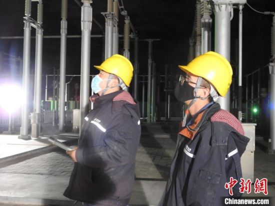 圖為5月10日凌晨，國網(wǎng)青海檢修公司柴達木換流站運維人員在進行柴拉直流系統(tǒng)停電操作?！∫杂?攝