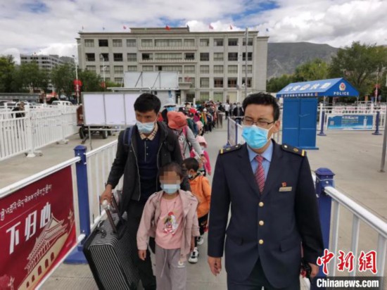 圖為拉薩車站工作人員為西藏先心病患兒和陪同人員提供“綠色”接力幫扶，并開通了專門通道，讓他們快速進站上車。拉薩車站 供圖