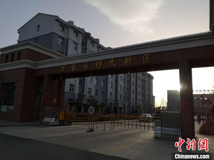 2019年以來，一萬余農(nóng)民搬離山溝，住進(jìn)縣城東郊移民新區(qū)“萬家樂”?！》尔惙?攝