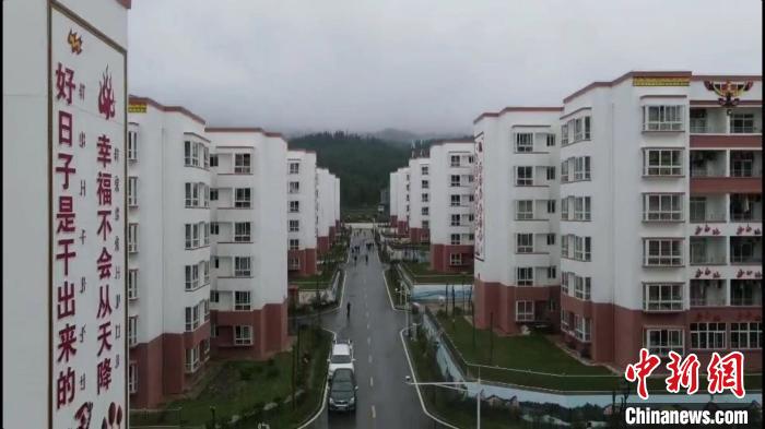 越西縣最大的易地扶貧搬遷安置點(diǎn)——城北感恩社區(qū)?！『武?攝