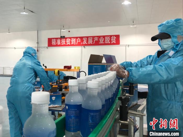 圖為阿里地區(qū)措勤縣某飲用水加工公司，該公司以“基地+公司+貧困民眾”為運(yùn)營(yíng)模式，帶動(dòng)貧困民眾68戶(hù)232人。　謝牧 攝