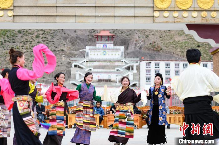 圖為西藏昌都市洛隆縣易地搬遷安置點(diǎn)阿托卡小康示范新村村民載歌載舞慶脫貧(資料圖)?！『闻罾?攝
