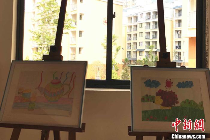 圖為會澤縣城易地扶貧搬遷點一所小學內擺放著的學生畫作?！】姵?攝