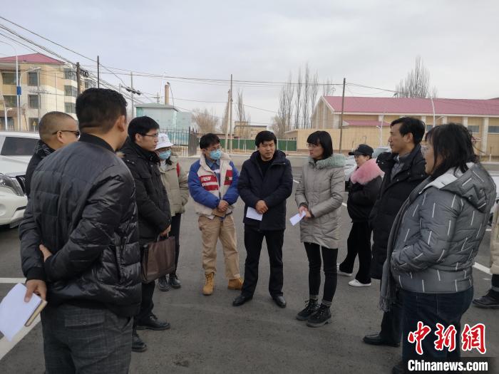 圖為青海大學工作人員正在現(xiàn)場考察該項目進行情況?！±罱瓕?攝