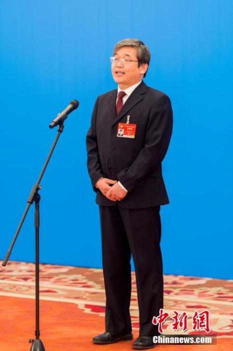 3月10日，全國政協(xié)十三屆四次會(huì)議第三場“委員通道”采訪活動(dòng)在北京人民大會(huì)堂新聞發(fā)布廳舉行。圖為全國政協(xié)委員阿拉坦倉通過網(wǎng)絡(luò)視頻方式接受媒體采訪。<a target='_blank' ><p  align=
