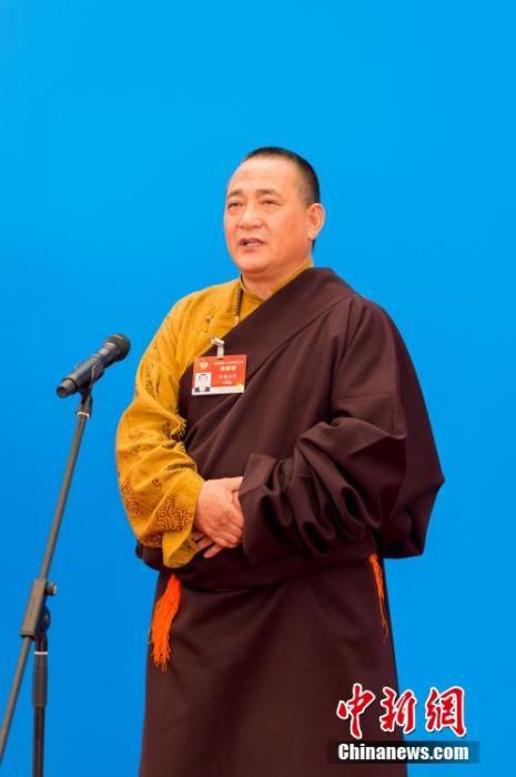 3月10日，全國政協(xié)十三屆四次會(huì)議第三場“委員通道”采訪活動(dòng)在北京人民大會(huì)堂新聞發(fā)布廳舉行。圖為全國政協(xié)委員洛桑山丹通過網(wǎng)絡(luò)視頻方式接受媒體采訪。<a target='_blank' ><p  align=
