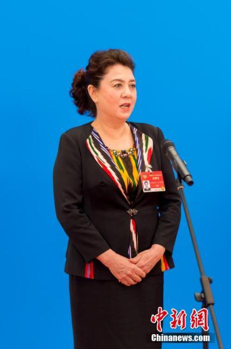 3月10日，全國政協(xié)十三屆四次會(huì)議第三場“委員通道”采訪活動(dòng)在北京人民大會(huì)堂新聞發(fā)布廳舉行。圖為全國政協(xié)委員古麗帕麗·阿不都拉通過網(wǎng)絡(luò)視頻方式接受媒體采訪。<a target='_blank' ><p  align=