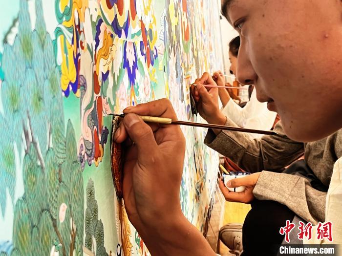 圖為畫師繪畫唐卡。　馬文莉 供圖