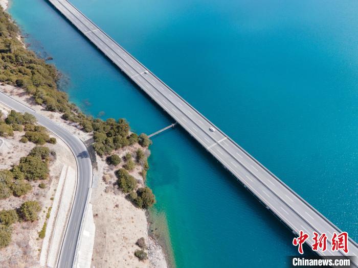 圖為西藏林拉高等級公路多布湖段風光?！〗w波 攝
